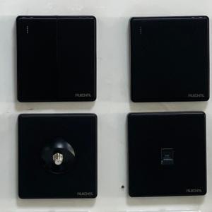 Game contact noir GM par pics